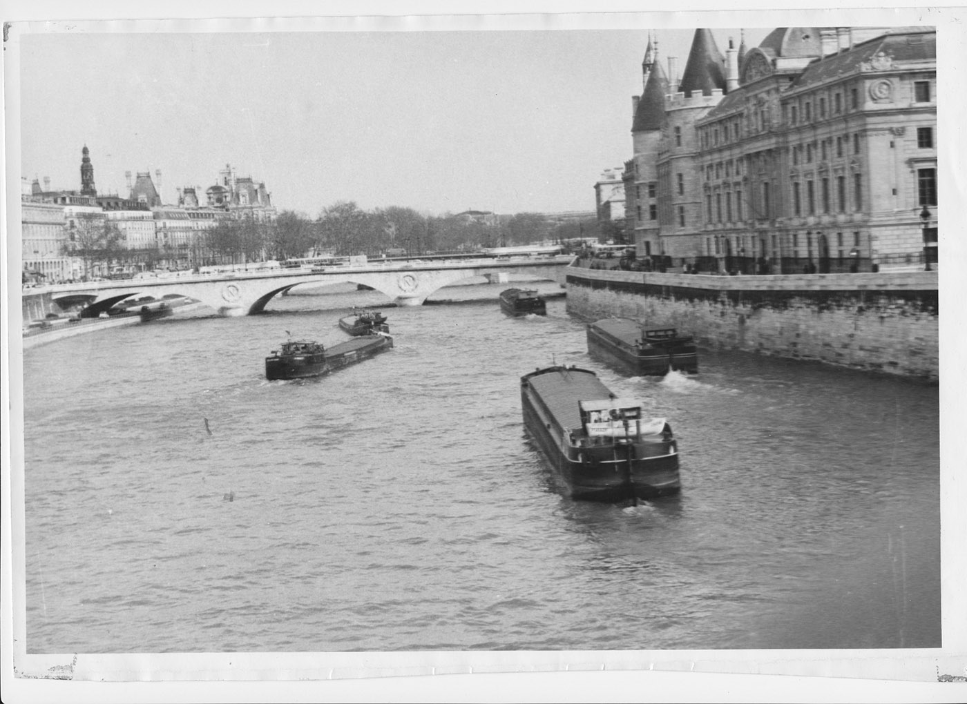Photo de péniches sur la Seine à Paris
