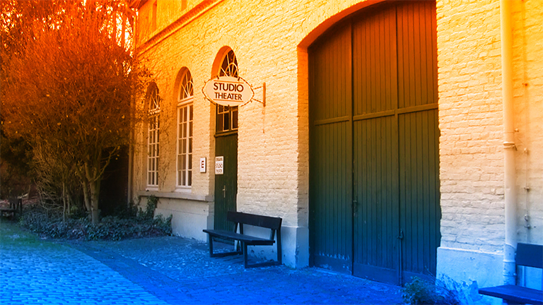 Photo der Eingangstür des Studiotheaters